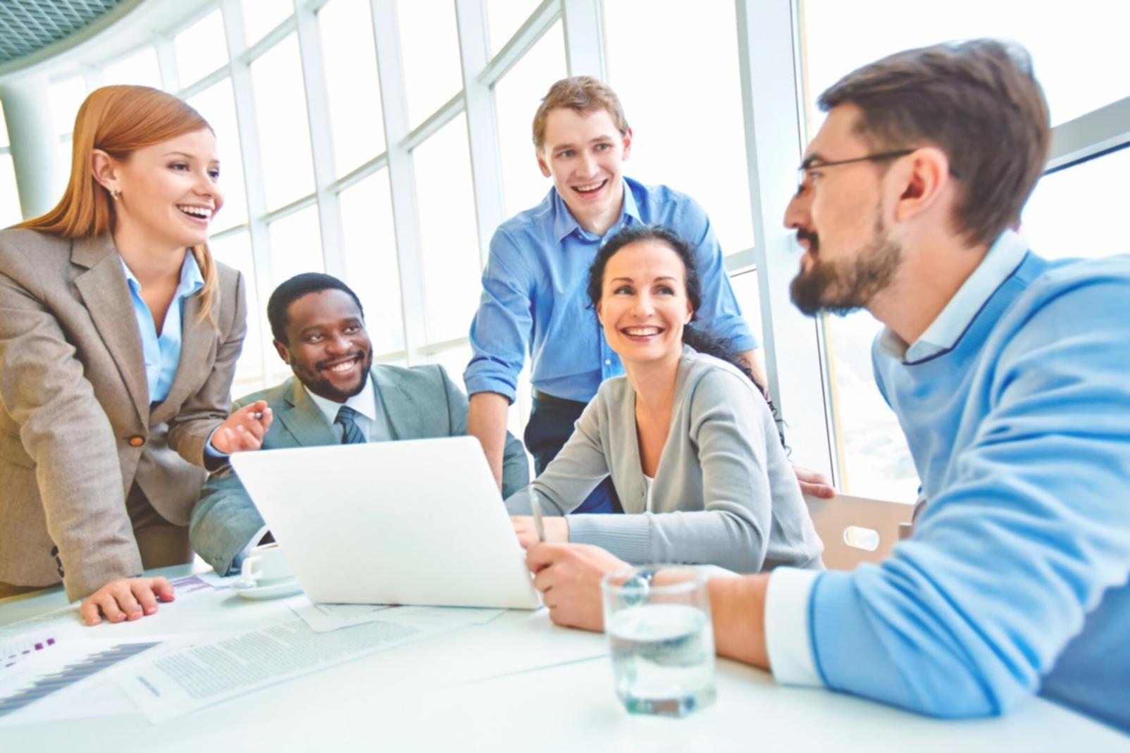 Espacio de trabajo moderno con herramientas de planificación financiera